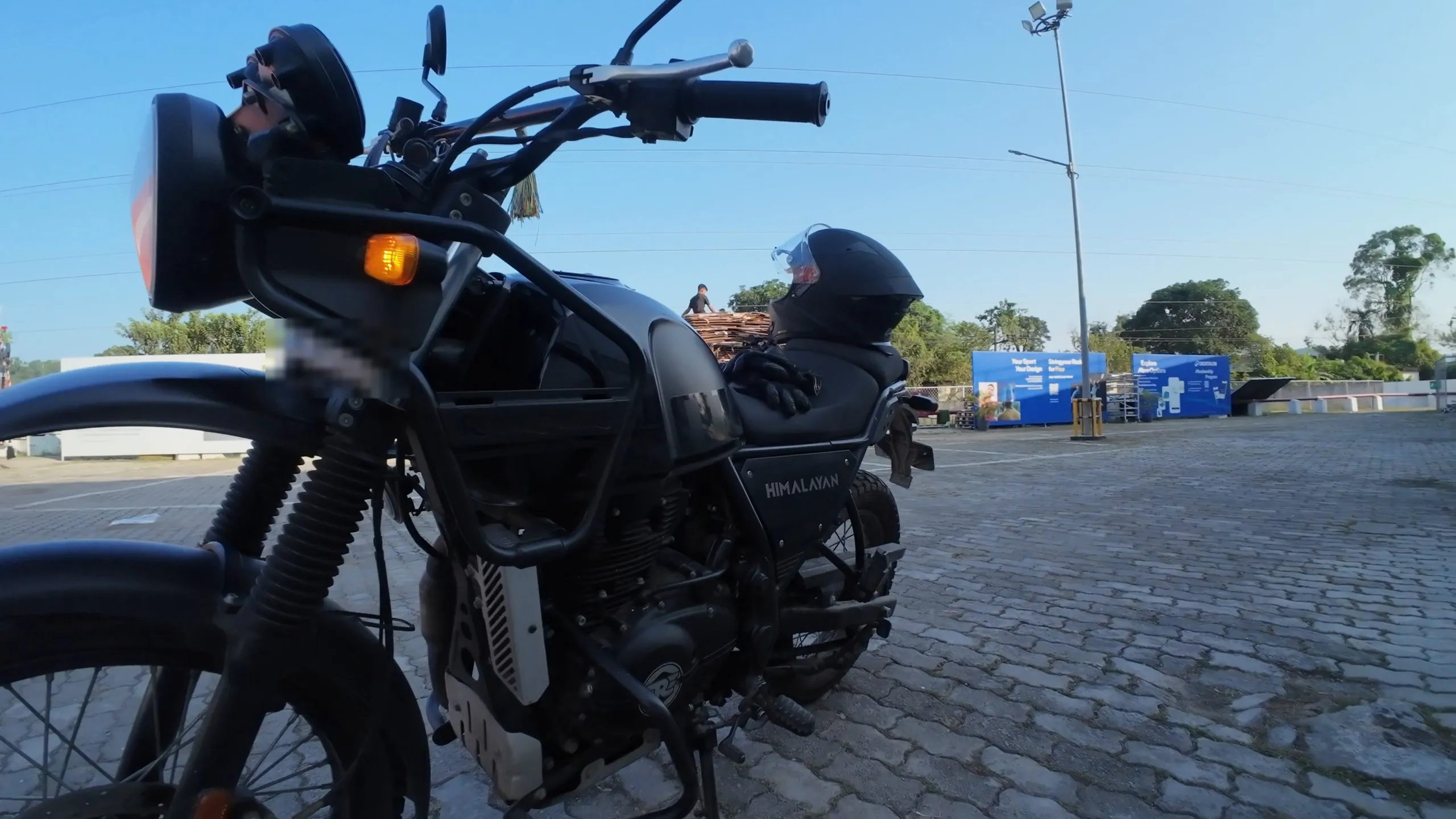 Headlight, old-school dash and handlebar from the side